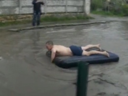 Мужчина устроил купание в луже прямо посреди проезжей части (видео)