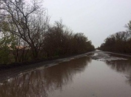 Под Мариуполем трасса государственного значения превратилась в ванну с водой (Фотофакт)