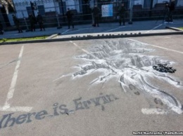 КрымSOS нарисовал возле посольства РФ пропасть, в которой исчезают люди