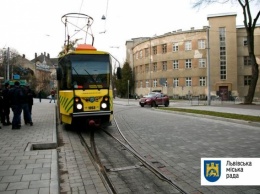 Во Львове школьник попал под трамвай, его госпитализировали