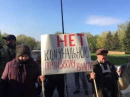 В Кривом Роге проходят сразу два "тарифных" митинга - "против повышения" и "за" (ФОТО)