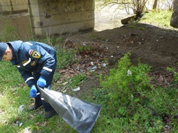 Крымские спасатели очищают русла рек и прибрежные территории от мусора