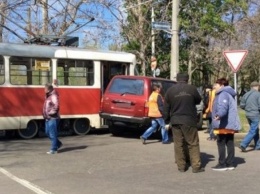 Авария в Одессе: джип врезался в трамвай