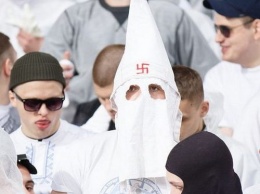 Daily Mail: фанаты Динамо носят наряды Ку-клукс-клана со свастиками