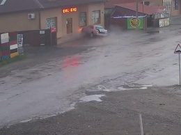 ВИДЕО ДТП на Закарпатье: не внимательный водитель отправил попутное авто в стену магазина