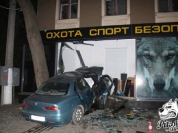 Ночью в Одессе пьяный водитель "влетел" в оружейный магазин (ФОТО)