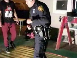 В жизни всегда есть место танцам: техасский полицейский, приехавший по вызову на вечеринку, преподал урок сальсы