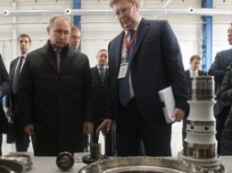 Путин носит бронежилет, замаскированный под плащ
