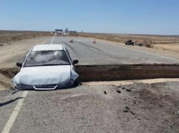 В Казахстане водитель проигнорировал объезд и влетел в "обрыв"
