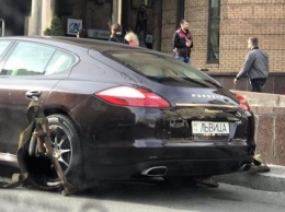 В центре Киева устроили самосуд над героиней парковки на Porsche