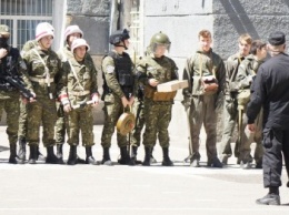 В центре Одессы стоят дети с винтовками в руках: фоторепортаж (ФОТО)