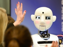 Ученые научили работающих с людьми роботов «давать пять»