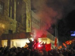 Флаги, балаклавы, захват парламента: что происходит в Македонии