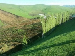 В Кыргызстане оползень накрыл село, работают спасатели