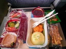 Ученые: Еда в самолетах кажется невкусной из-за пониженного давления