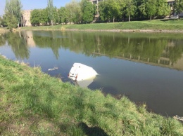 В Кривом Роге из реки достали авто