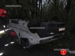 ДТП в Ровно: Opel Vivaro съехал в кювет и опрокинулся - пострадал пассажир. ФОТО+видео
