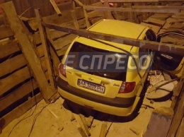 В Киеве автомобиль с пьяной женщиной за рулем влетела в котлован: появились фото