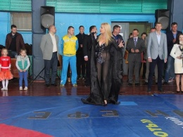 Певица шокировала откровенным нарядом участников школьного турнира по борьбе на Украине