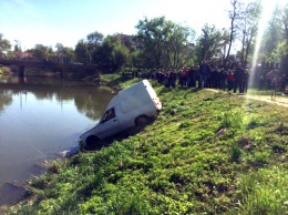 В центре Кривого Рога утонул автомобиль