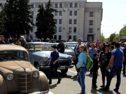 В Луганске состязались дети и красовались ретро-автомобили: смотрите фото