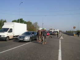 Майданщики выставили патрули на дорогах под Одессой и блокируют аэропорт