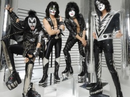 Лидер американской группы Kiss раскрасил свою гитару в цвета российского флага
