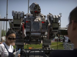 Китайская компания представила пятиметрового боевого робота