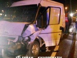 В Киеве фургон врезался в автомобиль дорожной службы: опубликованы жуткие последствия