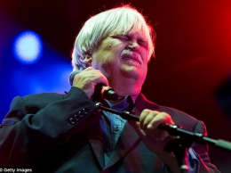 Счастливая смерть: легендарный гитарист Брюс Хэмптон умер прямо на концерте в честь своего 70-летия
