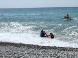 Крымские спасатели вытащили из воды первого в этом сезоне горе-купальщика