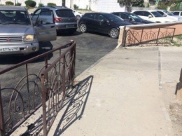 В Бахчисарае автомобилисты срезали замки с забора, ограждающего парк, чтобы устроить бесплатную парковку (ФОТОФАКТ)