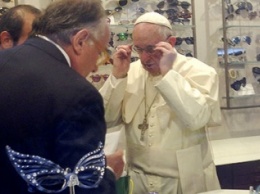 Папа Римский сам купил очки в римском магазине оптики