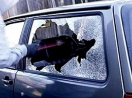 В Челябинске неизвестные ночью разбили стекла 13 автомобилей