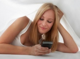 Ученые: Разговоры по мобильному телефону перед сном вредят здоровью