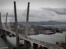 Во Владивостоке мужчина бросился с Золотого моста