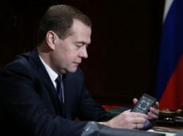 Медведев запретил министрам покупать телефоны дороже 15 тыс рублей