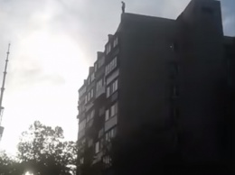 Спецназовцы в Киеве "сняли" с крыши многоэтажки потенциального самоубийцу (фото, видео)