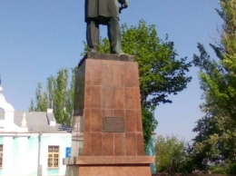 С постамента памятника адмиралу Макарову в Николаеве отвалилось несколько гранитных плит