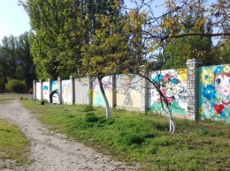 Школьный забор в Херсоне превращается в выставку (фотофакт)