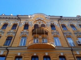 В центры Одессе аварийный балкон стал опасен для пешеходов (ФОТО)
