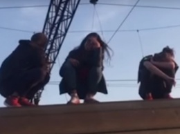 Полиция Киева обнародовала видео наглого поведения подростков на крыше электрички