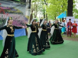Как на празднике урожая крымские татары на мэра восточный халат примеряли (фото)