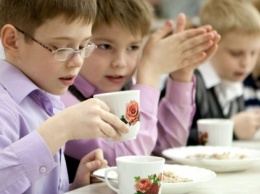В школьных столовых Екатеринбурга детей разделили на «богатых» и «бедных»