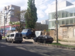 "Гадюшник" в центре города начали убирать (фото)