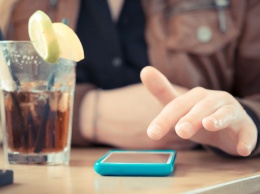 Владельцы мобильников пьют больше хозяев проводных телефонов