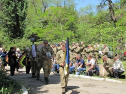 С погибшим сержантом прощались на коленях (фото)