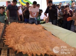 На Хыдырлезе в Крыму испекли самый большой в мире чебурек