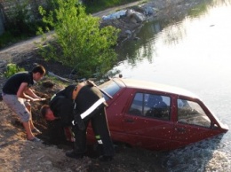 В Николаеве автомобиль упал в канаву (ФОТО)