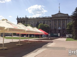 На месте снесенного памятника Ленину на главной площади Николаева устанавливают пивную палатку